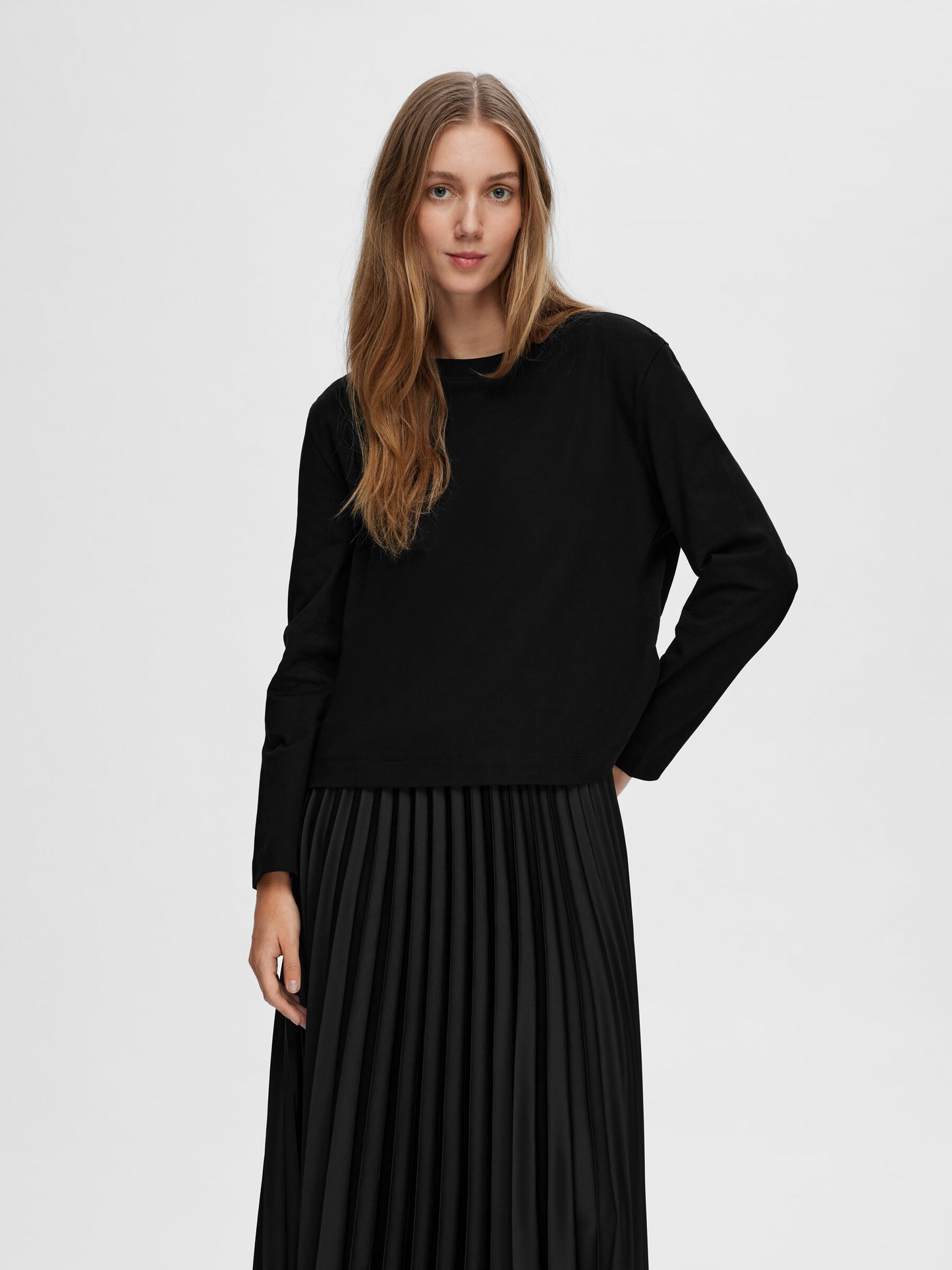 ESSENTIAL BOXY LS TEE (BLACK) - SELECTED FEMME